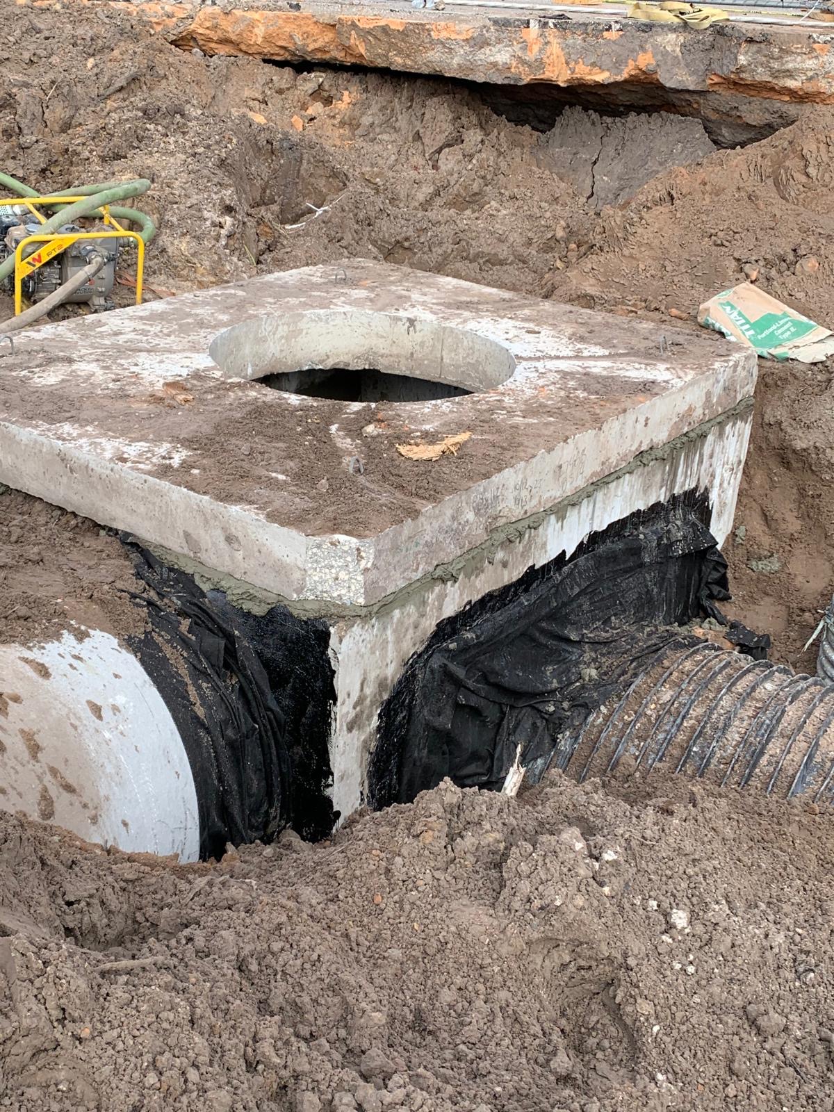 Underground drainage structure and pipe installation